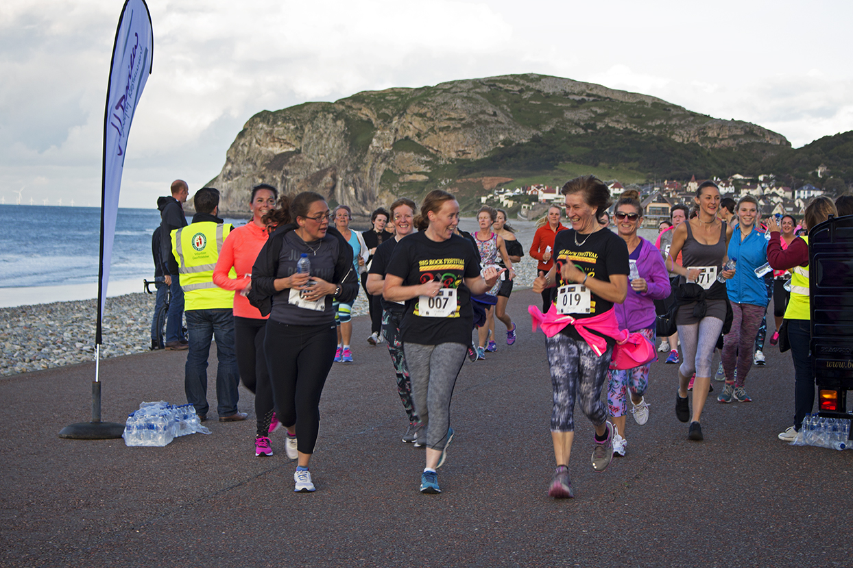 A large group of the runners making their way to the next prosecco stop.